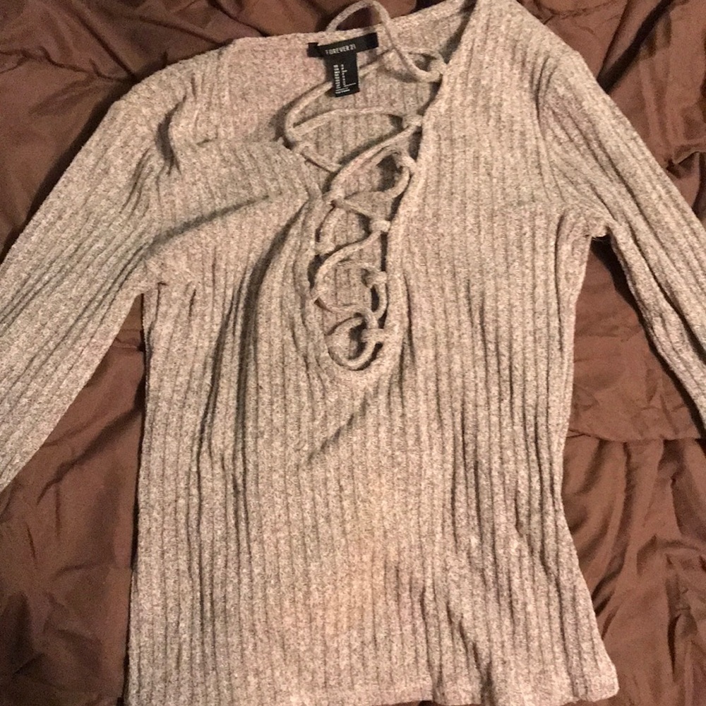 Cropped sweater; tied down in the front